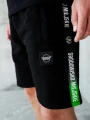 krotkie-spodenki-dresowe-cls-mini-czarne-zielone-srodowisko-miejskie (1).webp