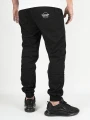 spodnie-materialowe-jogger-classic-icon-czarne-biale-srodowisko-miejskie.webp